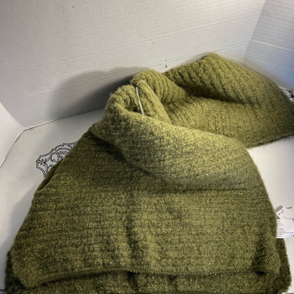 Green Ribbed Super Long Scarf - Picture 4 of 4